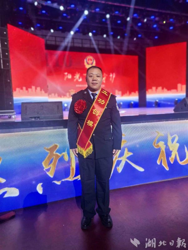 清明假期，“铁鹰”王亮在人群里“隐身”