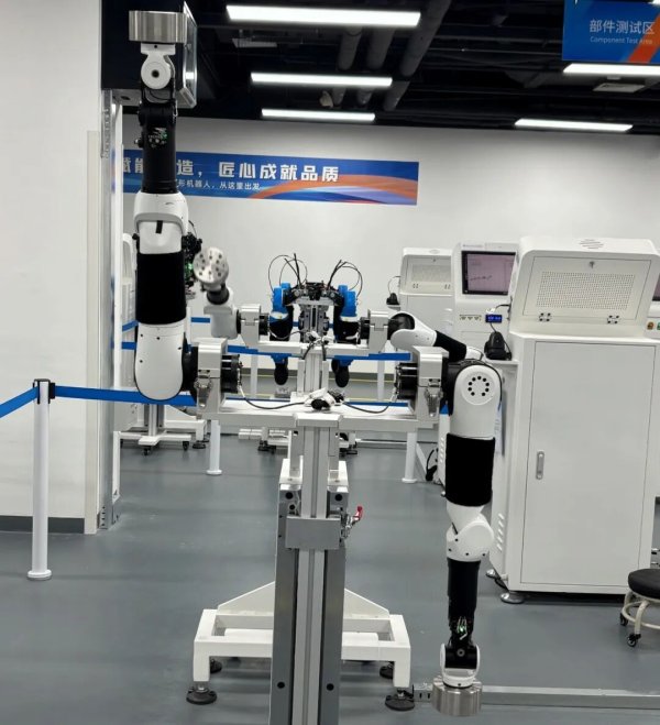 五层产线贯通 标准化量产提速！实探人形机器人“体检中心”