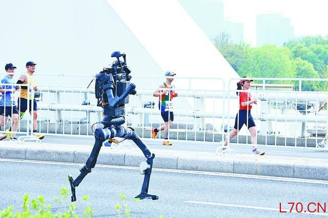 4月19日，参赛的机器人在北京亦庄文博大桥奔跑。（视觉中国）