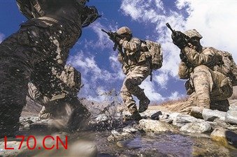 新疆军区某团在野外环境下组织班组战术训练
