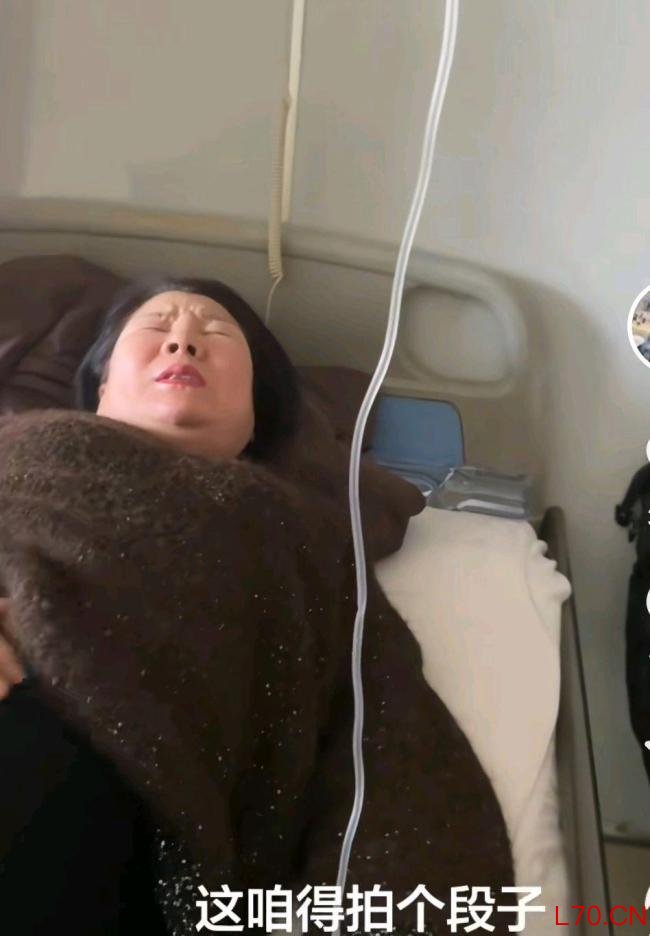 亲妈生病住院后妈忙前忙后照顾 罕见和睦相处