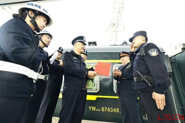 醉酒乘客无票越席软卧 诬告乘警打人 乘警获正名支持