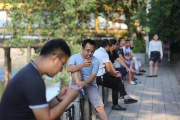 告别千元手机！廉价数字化时代结束了
