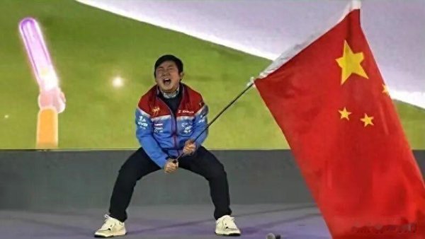 爆哭! 39岁张雪修车工造出国产机车, 在欧洲赛道碾压日韩, 凭什么
