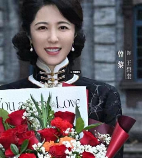 她是两百年难遇的美人, 靠美貌“征服”无数男人, 如今49岁仍未婚